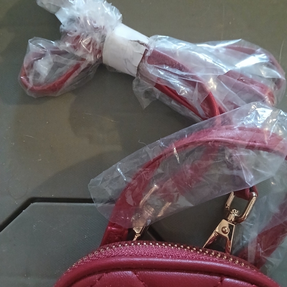 Badgley Mischka Brick Red Quilted Crossbody Bag Oval Phone Case with Long Strap - Picture 4 of 7